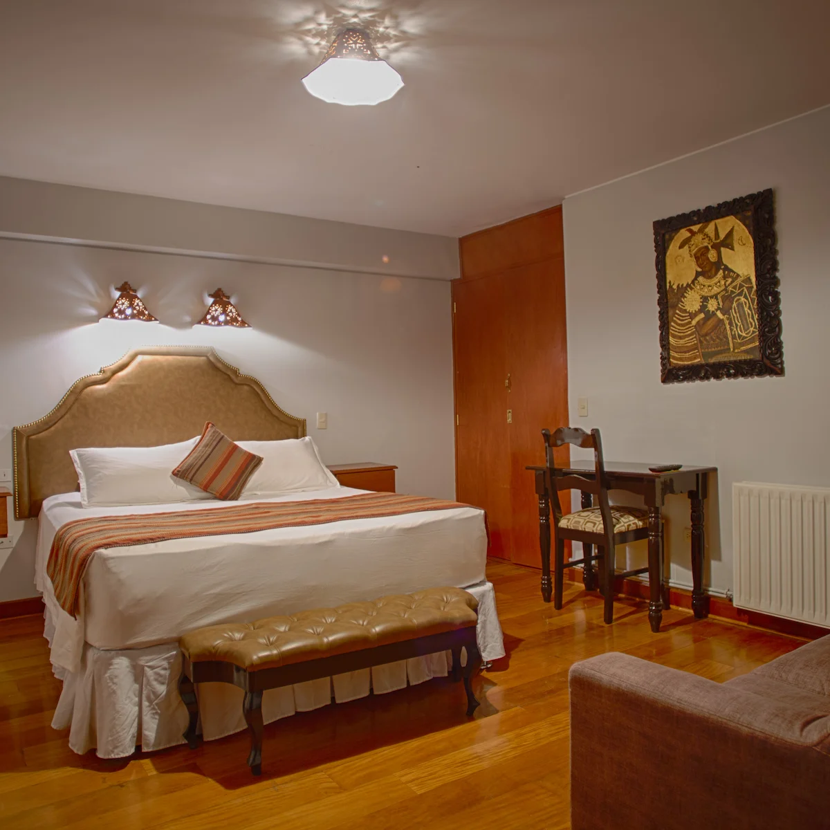 Standard Queen Room at Munay Wasi Inn in Cusco with one queen bed, 167 square feet, private bathroom, and free Wi-Fi for two guests.